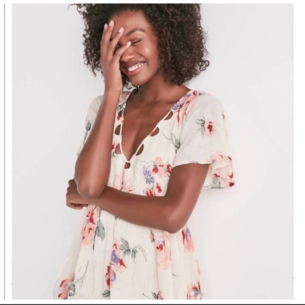 Lucky Brand Light pink floral V neck flutter sleeve top